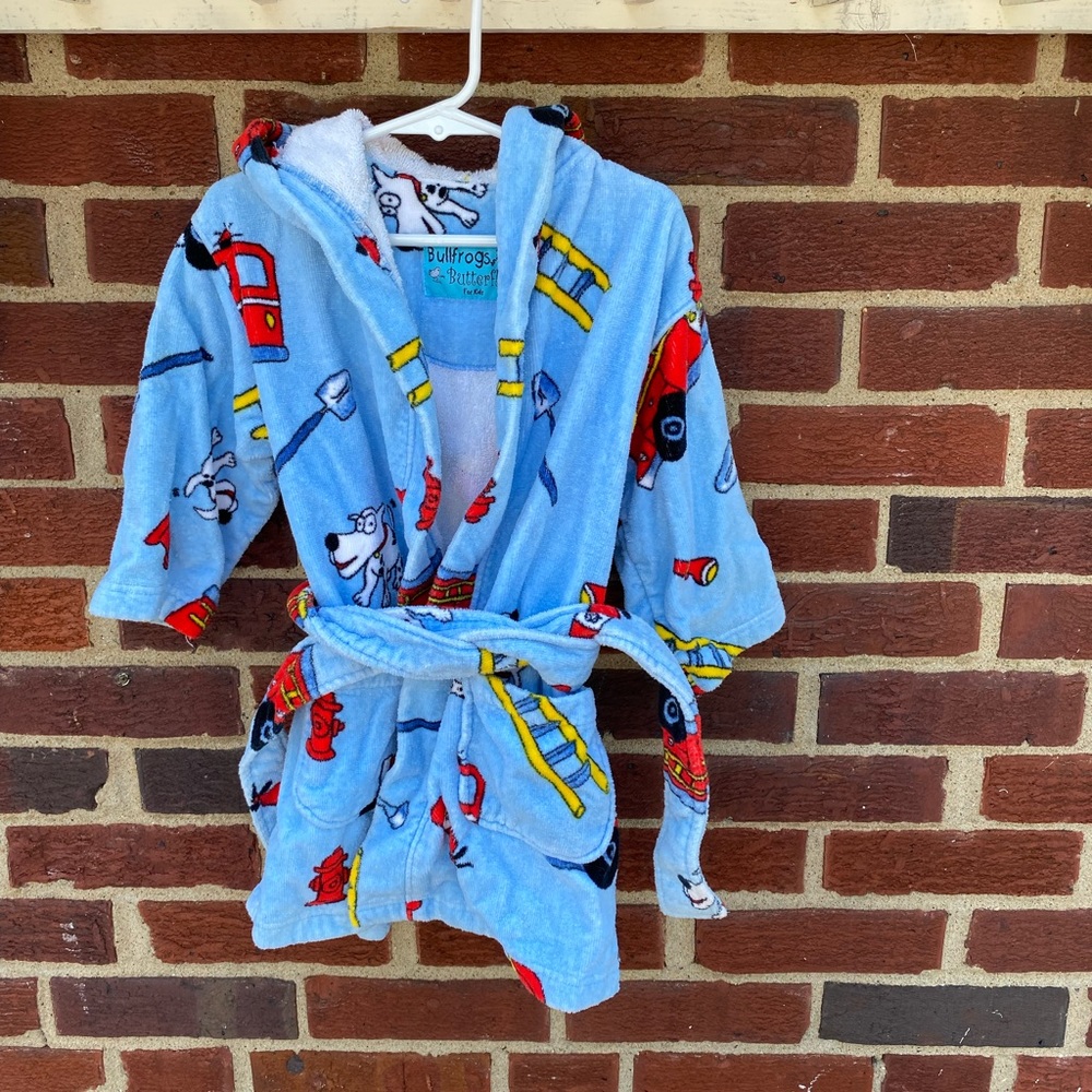 🦋 3/$25 🦋 Children’s swim or bath robe size M